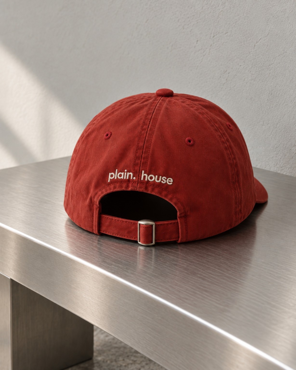 plain. house — 캡 뒷면의 plain. house 자수와 조절 스트랩·금속 버클